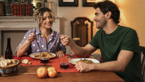 pareja comiendo paella valenciana en restaurante